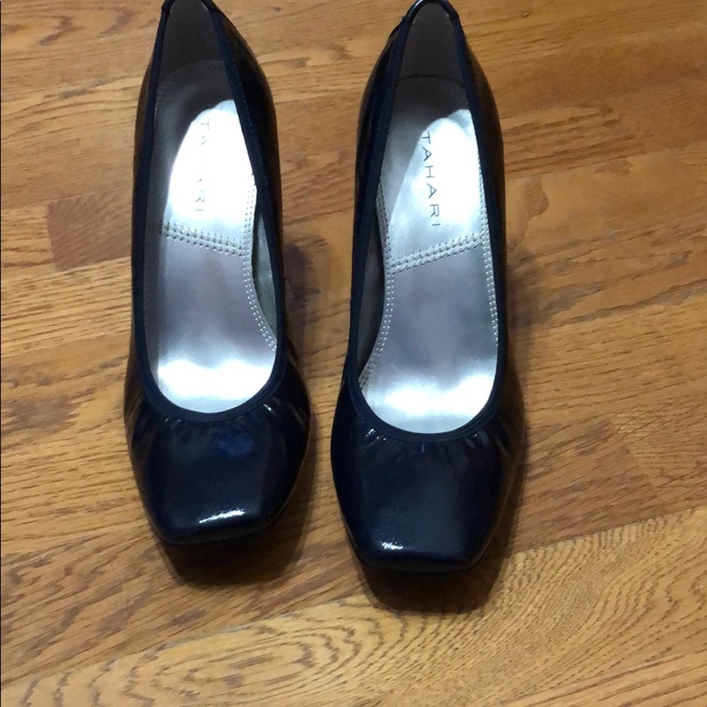 EUC Tahari Navy blue heels